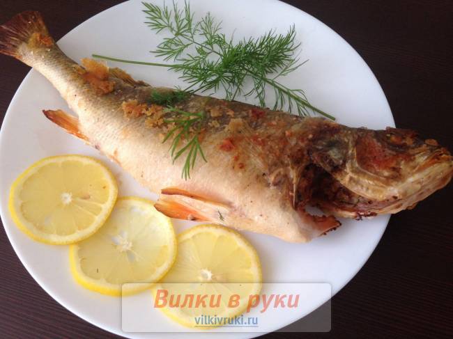 Окунь, запеченный в чешуе