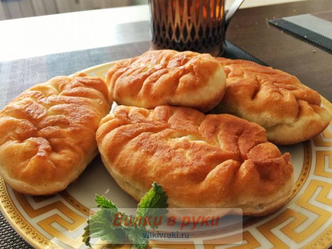 Пирожки жареные из творожного теста с груздями