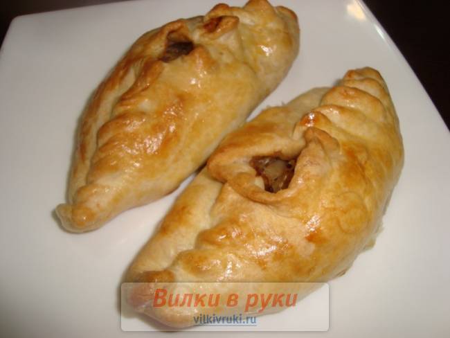 Пирожки с капустой и грибами из слоеного теста
