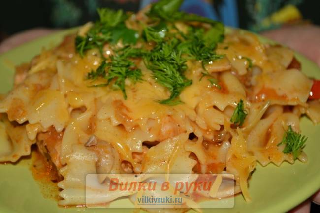 Паста фарфалле с курицей и грибами в духовке