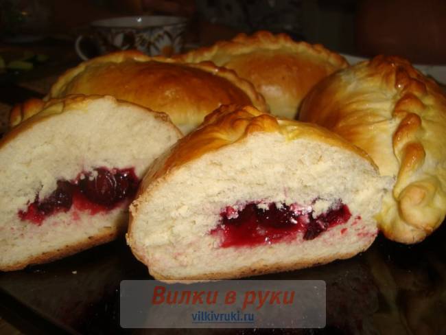 Пирожки с вишней
