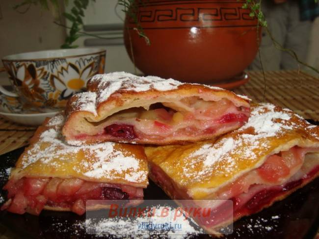 Слоеный пирог с яблочно-вишневой начинкой