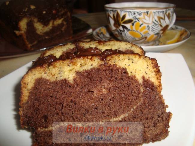 Кекс с маком под орехово-шоколадной помадкой