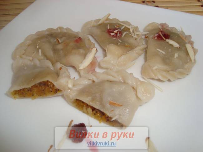 Вареники с курагой, миндалем и маком